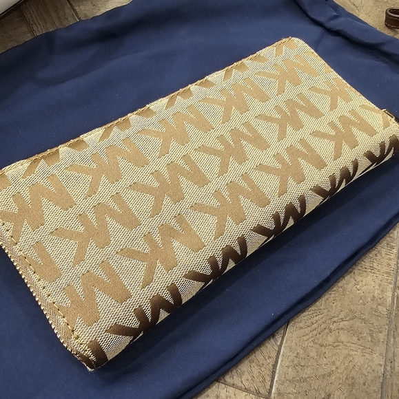 STUNNING MICHAEL KORS GOLD/BROWN ZIP AROUND MONOGRAM WALLET - Picture 2 of 10